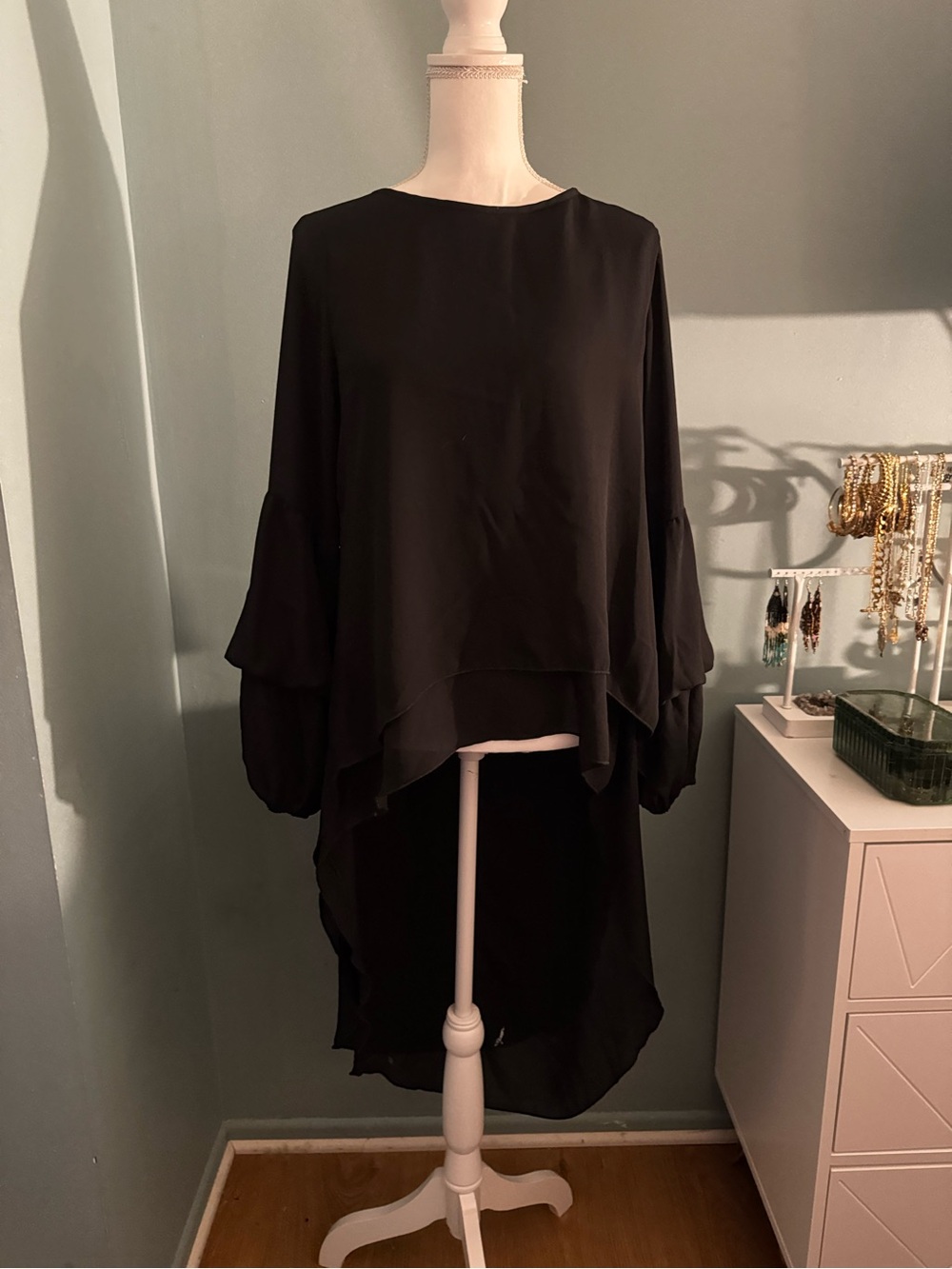 EUC high low ruffle tunic top small Amazon puff sleeve train Pretty Garden